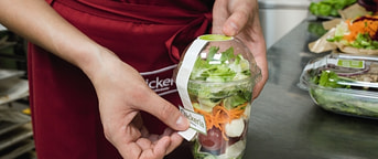 Mitarbeitende verschliesst Salatbox Chickeria Mitarbeitende verschliesst Salatbox Chickeria